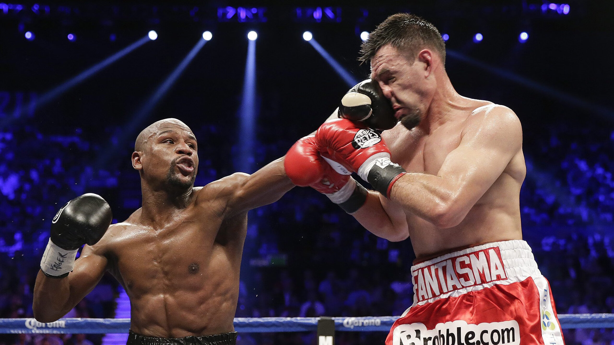 开云APP-赛道与球场,双线封王的冠军之夜